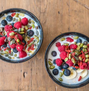 Kuchnia wegańska dla początkujących Kokosowa owsianka z masłem orzechowym i malinami