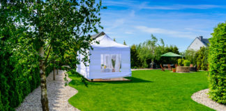Co wziąć pod uwagę podczas wyboru namiotu ogrodowego? Biały namiot ogrodowy