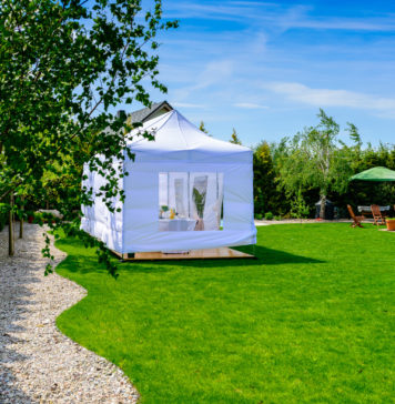 Co wziąć pod uwagę podczas wyboru namiotu ogrodowego? Biały namiot ogrodowy