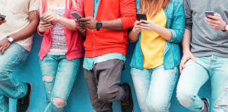 Huawei P10 Lite – czy warto go kupić? Młodzież z telefonem Huawei