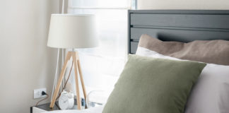 Jak urządzić małą sypialnię? Pomysły na najlepsze wykorzystanie przestrzeni! stylowa mała sypialnia