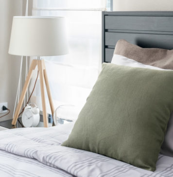 Jak urządzić małą sypialnię? Pomysły na najlepsze wykorzystanie przestrzeni! stylowa mała sypialnia