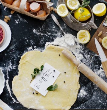 Przedmioty kuchenne przydatne w trakcie gotowania Dobrze wyposażona kuchnia podczas pracy