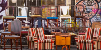 Co zrobić ze starymi, nieużywanymi meblami? 3 pomysły Dużo starych mebli wystawionych na zewnątrz