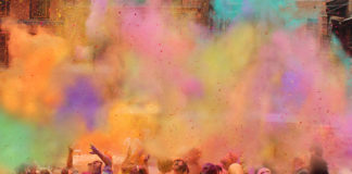 Najciekawsze święta i obyczaje z różnych regionów świata festiwal Holi w Indiach