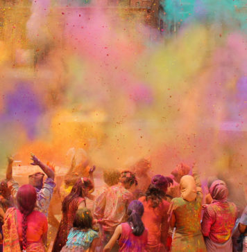 Najciekawsze święta i obyczaje z różnych regionów świata festiwal Holi w Indiach