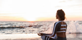 Joga – jakie aspekty wpływają na jej ogromną popularność na całym świecie? joga nad morzem