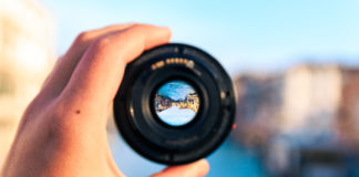 Wybór obiektywu fotograficznego. Na co zwrócić uwagę? Obiektyw aparatu w dłoni