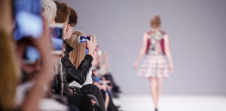 Polskie marki odzieżowe rosną w siłę! Na które warto zwrócić uwagę? modelka na wybiegu