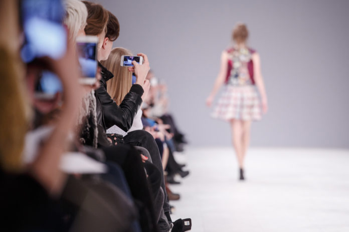 modelka na wybiegu modelka na wybiegu