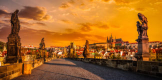 Czeska Praga i chorwacki Dubrownik wciąż nie tracą na zainteresowaniu turystów. Co warto tam zobaczyć? Most Karola w Pradze