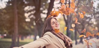 Ubrania, o które warto uzupełnić swoją szafę przed zimą Szczęśliwa kobieta jesienią