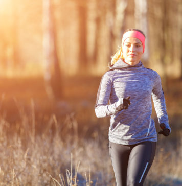 Jak dobrać odpowiednią odzież do biegania w sezonie zimowym? bieganie jesienią