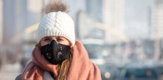 Czy jesteśmy skazani na smog? Kobieta w masce antysmogowej