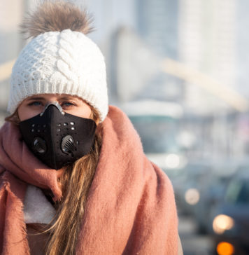 Czy jesteśmy skazani na smog? Kobieta w masce antysmogowej