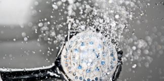 Montaż kabiny prysznicowej – z brodzikiem czy bez? Słuchawka prysznicowa