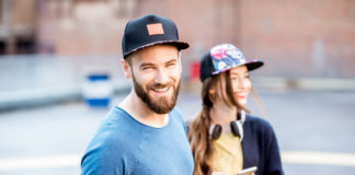 Czapka z daszkiem idealnym uzupełnienieniem stylizacji Streetwear