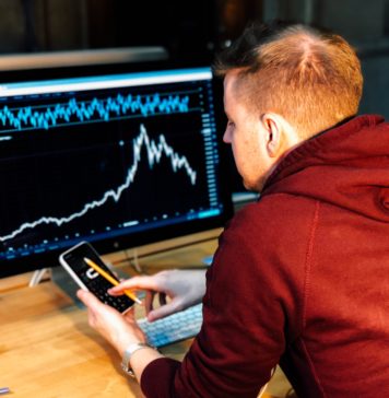 Jak uniknąć oszustw i wybrać godną zaufania giełdę kryptowalut? Giełda kryptowalut mężczyzna przed komputerem