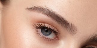 O czym należy pamiętać, malując oczy? Oko w kolorze nude