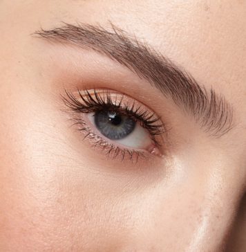 O czym należy pamiętać, malując oczy? Oko w kolorze nude