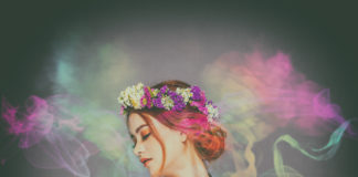 Zapachy też mają swoje „pory roku” – czyli jakie damskie i męskie perfumy okażą się najlepsze na jesień? Kobieta ubrana w zapach