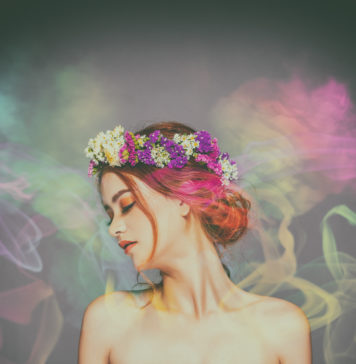 Zapachy też mają swoje „pory roku” – czyli jakie damskie i męskie perfumy okażą się najlepsze na jesień? Kobieta ubrana w zapach