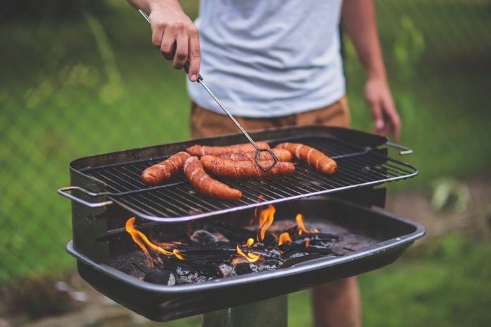 Mężczyzna stojący przy grillu