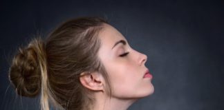 Medycyna estetyczna, czyli jak wygrać z procesami starzenia i niedoskonałościami skóry? Piękna i zadbana dziewczyna prawy profil