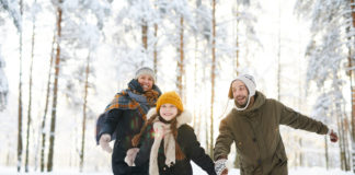 Wybierz się z rodziną na bożonarodzeniowy urlop do Szwecji! Rodzina bawiąca się na śniegu