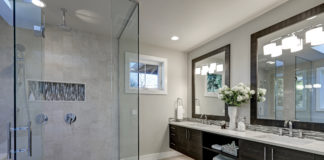 Tradycyjny natrysk i deszczownica – armatura łazienkowa do nowoczesnej łazienki Przestronna łazienka z kabiną prysznicową