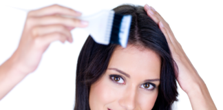 Herbatint – naturalna koloryzacja włosów kobieta farbująca włosy