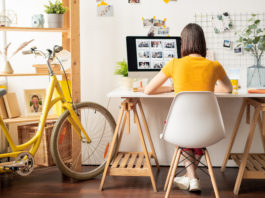 kobieta w gabinecie w domu