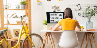 Funkcjonalnie, komfortowo, z przepisem na efektywność – czyli urządzamy swój domowy gabinet kobieta w gabinecie w domu