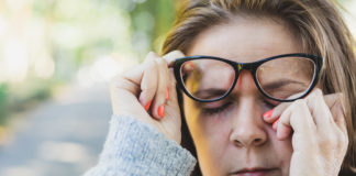 Czy mam alergię? Jak to sprawdzić i jakie są objawy alergii? Kobieta pocierająca oko