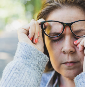 Czy mam alergię? Jak to sprawdzić i jakie są objawy alergii? Kobieta pocierająca oko