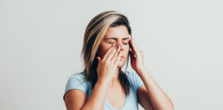 Po tym poznasz zapalenie zatok kobieta z bólem zatok