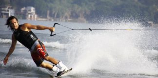 Jak nauczyć się jazdy na nartach? Popularne stoki w Zakopanem Mężczyzna w butach narciarskich na nartach wodnych