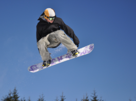 Mężczyzna skaczący na snowboardzie