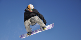 Pomysł na ekstremalny prezent dla faceta Mężczyzna skaczący na snowboardzie