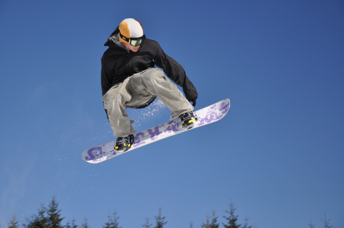 Mężczyzna skaczący na snowboardzie