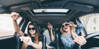 Idealny sprzęt grający do samochodu… czyli jaki? Dziewczyny słuchające muzyki w aucie