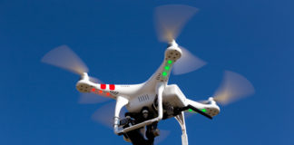 Coraz nowocześniejsze, coraz ciekawsze, coraz łatwiej dostępne – czyli jakie są dzisiejsze drony i na który model warto postawić? Niewielki biały dron z kamerą