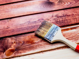 Pędzel malujący drewniane deski