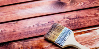 Malowanie drewna – jakie narzędzia do malowania i lakierowania wybrać? Pędzel malujący drewniane deski