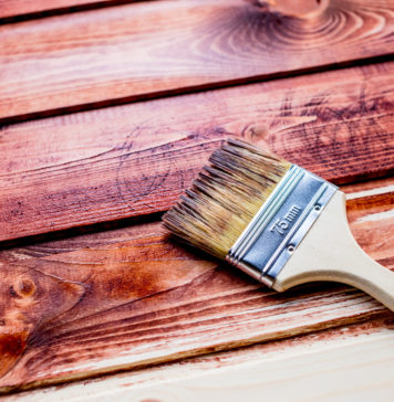 Malowanie drewna – jakie narzędzia do malowania i lakierowania wybrać? Pędzel malujący drewniane deski