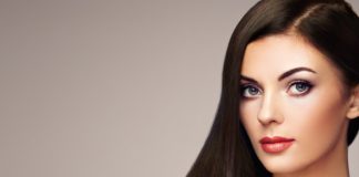 Przeszczep włosów – wybierz mądrze! Kobieta z długimi lśniącymi ciemnymi włosami