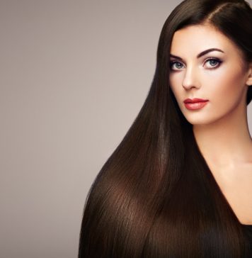 Przeszczep włosów – wybierz mądrze! Kobieta z długimi lśniącymi ciemnymi włosami