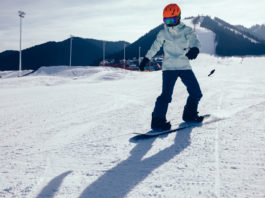 Człowiek zjeżdżający na snowboardzie