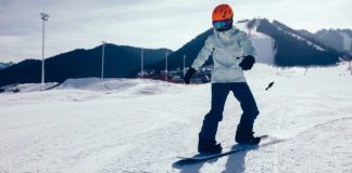 Tatry – najlepsze obozy snowboardowe 2020 do wybrania Człowiek zjeżdżający na snowboardzie