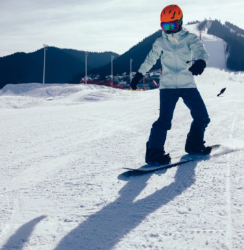 Tatry – najlepsze obozy snowboardowe 2020 do wybrania Człowiek zjeżdżający na snowboardzie